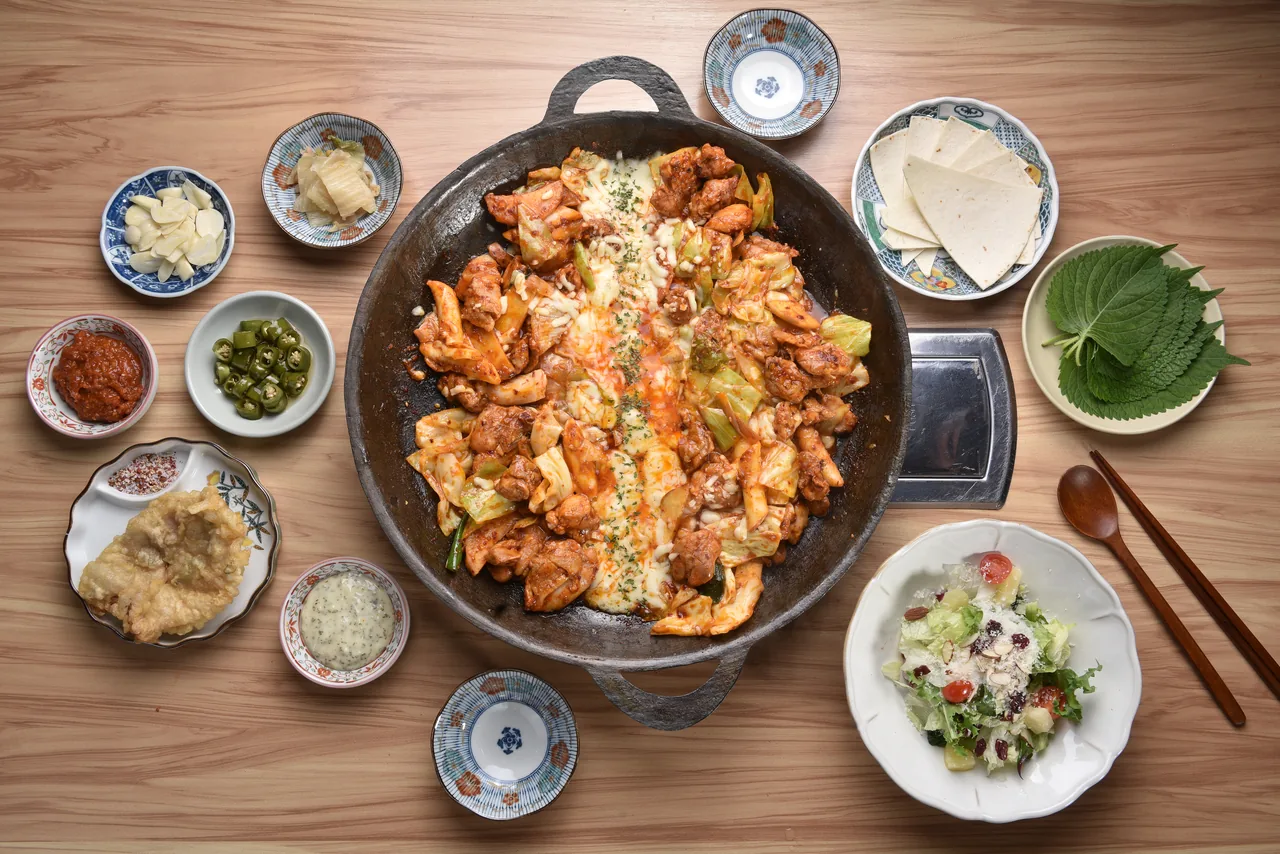 치즈를 곁들인 닭갈비
