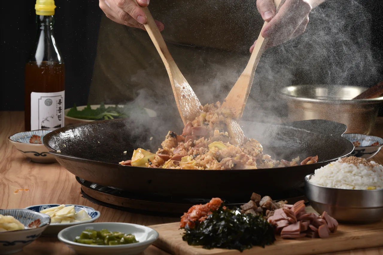 철판에서 볶음밥을 만드는 모습