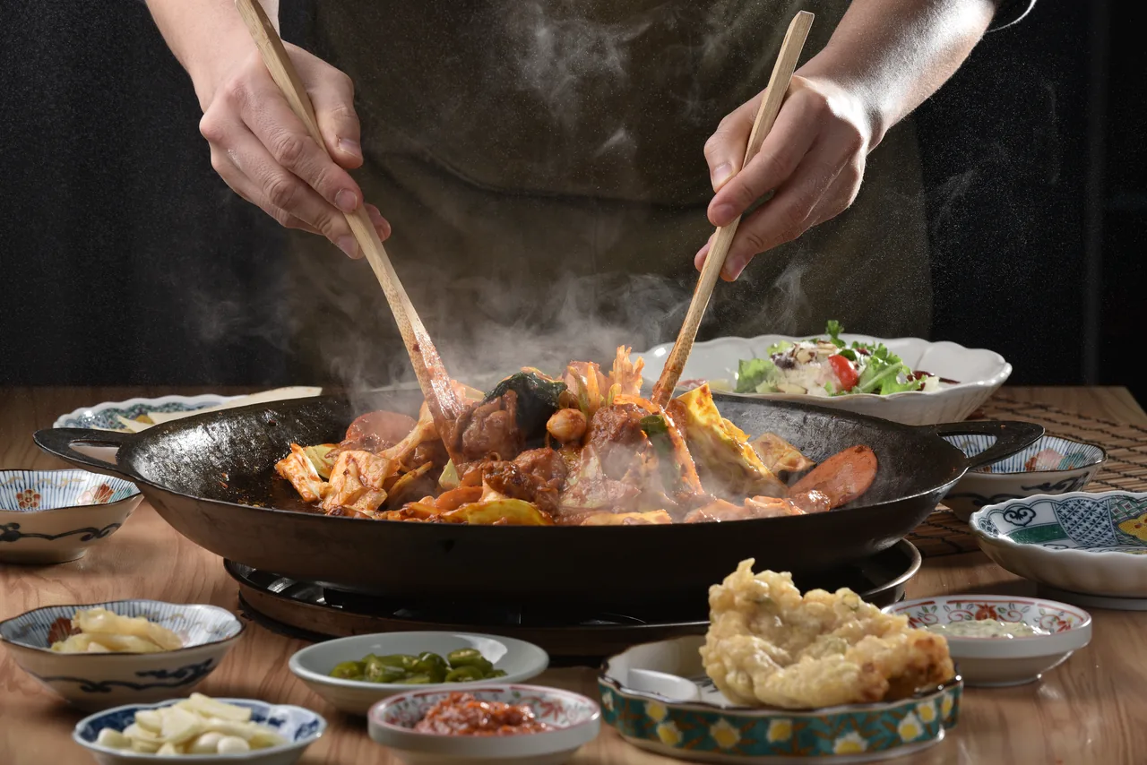 뜨거운 철판에서 닭갈비를 볶는 모습