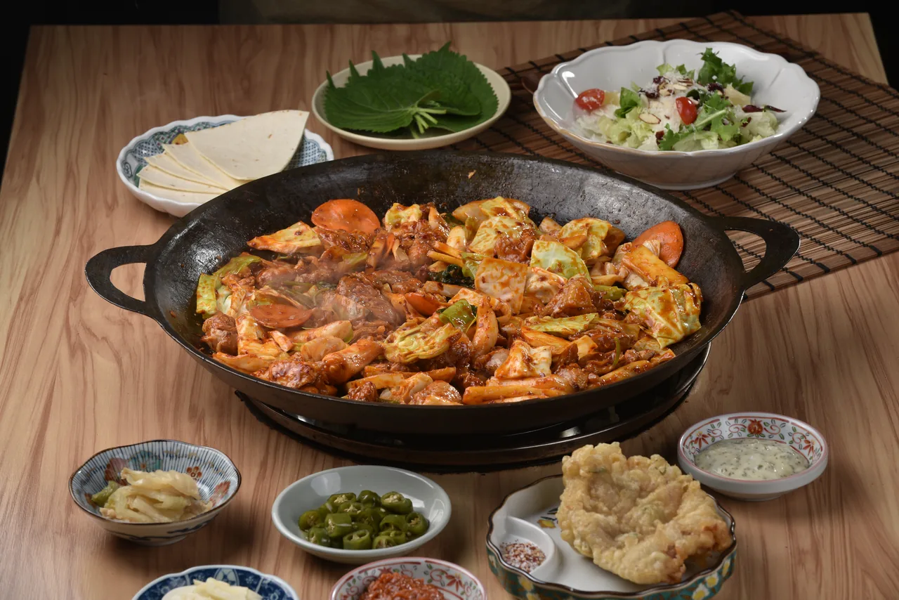 철판 위에 완성된 직화 닭갈비