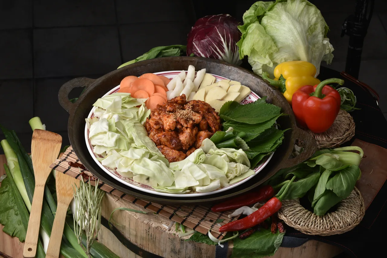 채소와 함께 준비된 닭갈비 재료