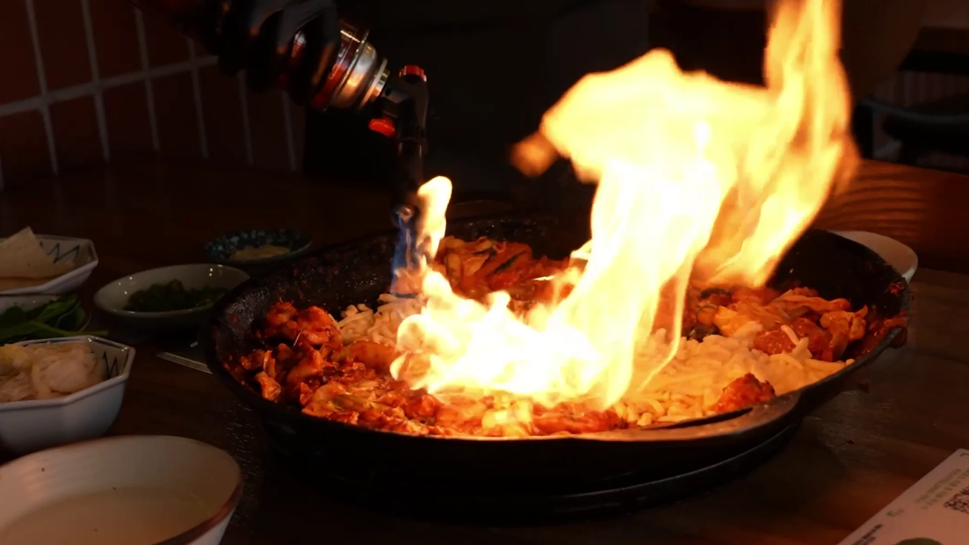 불꽃이 올라오는 직화 닭갈비 조리 장면